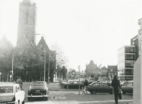 862100 Gezicht over het parkeerterrein op de hoek van de Waterstraat (links) en de St. Jacobsstraat in Wijk C te ...